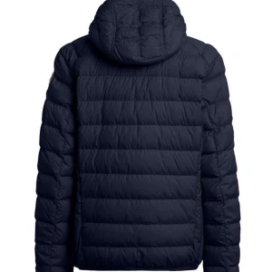 Mörkblå dunjacka från Parajumpers - Snygg mörkblå dunjacka från Parajumpers med huva och dragkedja framtill. Jackan har quiltad design, bröstficka med dragkedja och en gul detalj vid halsen. Perfekt för kalla dagar när du vill hålla stilen.