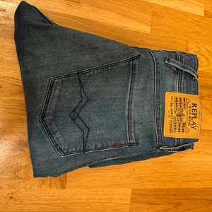 Replay blå jeans straight fit W31 L32 - Snygga blå jeans från Replay med klassisk femficksdesign och raka ben. Jeansen har en ljus tvätt med diskreta slitningar och ikonisk Replay-lapp bak i midjan. Perfekta för dig som gillar en enkel och stilren look.köpt på Zalando för 1200kr pris 449kr men kan diskuteras vid snabb affär jeansen är i väldigt bra skick och har enda använts två gånger!! 