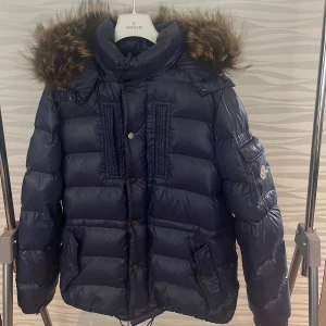 Moncler jacka - Äkta jacka med äkta 🦊 päls, jackan har inga skador. Nypris idag är runt 22500kr,  FÖR FLRR BILDER OCH INFORMATION SKICKA ETT MEDDELANDE 😄