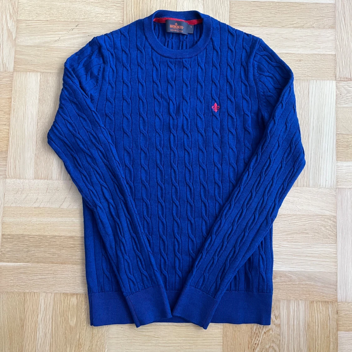 Blå kabelstickad tröja från Morris i Merinoull - 1