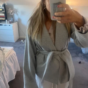 Grå kappa med knytning i midjan!!💘💘 - Jättefin grå höstkappa med knytning i midjan från vila💘storlek s!