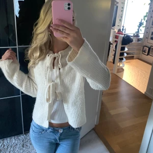 Stickad tröja med rosetter  - Krämvit stickad tröja med rosetter framtill. Jätte söt både till vardag och finare tillfällen💗💗