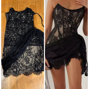 Svart spetsklänning med snörning - Supersnygg svart kort klänning i spets med transparenta partier och markerade sömmar. Klänningen har snörning i sidan och omlott-detalj framtill. Figurnära passform och axelbandslös design ger en riktigt trendig look.