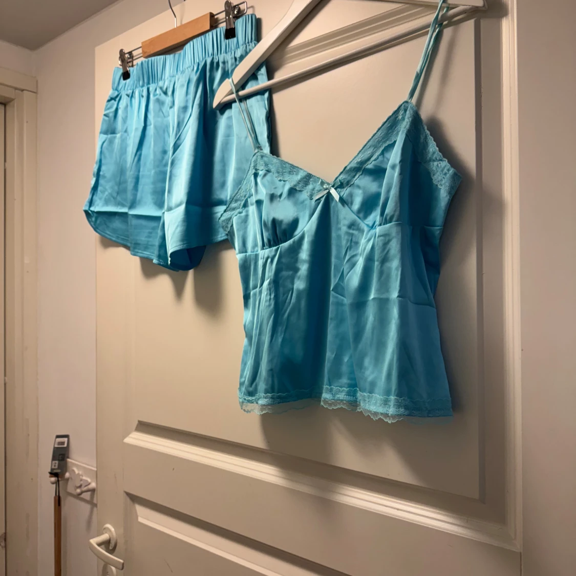 Turkos linnetopp i satin med spets - 1