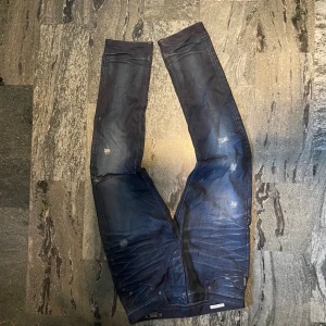 RIKTIGT FETA SLIM FIT JEANS - säljer nu dessa otroligt snygga jack n jones jeans i passformen ”Tim, Slim fit”. Enligt mig själv så är dessa de snyggaste jeansen jag äger baserat på de snygga slitningarna och mörkblåa färgen. Vid frågor eller funderingar, skicka iväg ett dm! (pris ej hugget i sten)