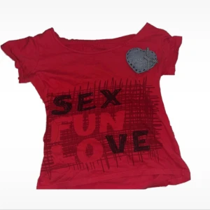 Söt 2000s top  offshouler - Söt röd topp med svart och röd text 'SEX FUN LOVE'  funkar för både XS-M