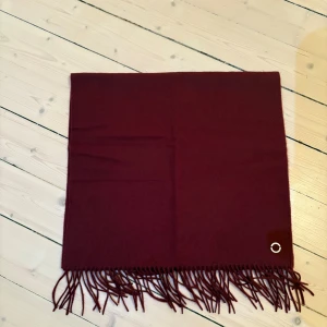 Vinröd ullhalsduk från Stockh LM (ny med prislapp) - Vinröd halsduk i mjuk ull från Stockh LM, ny med prislapp 