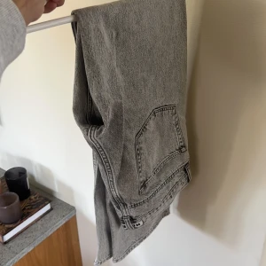 Grå HOPE Rush Jeans, storlek 30 - Säljer ett par grå jeans från HOPE, modell Rush Jeans. De har en klassisk femficksdesign och är tillverkade i slitstarkt jeanstyg. Snygg tvättad grå färg som passar till det mesta och ger en cool vibe.