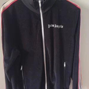 Palm Angels handmade tie dye Track Top - Säljer en extremt sällsynt track top i velour. Storlek Large men passar medium då den är liten i storleken. Nypris 8000kr och använd extremt lite så inte ett enda tecken på användning 