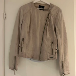 Beige skinnjacka  - Beige skinnjacka från Jofama, sliten o välanvänd men ändå snygg o trendig. Äkta skinn men snygga detaljer och fickor. Säljer då den inte är min stil. Hör av er för bilder/frågor 💓