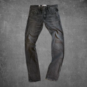 Replay Anbass - Stilrena mörkgrå replay anbass jeans med små slitningar | Skick:10/10 | Storlek: W32 L34 | Tveka inte att höra av vid funderingar!