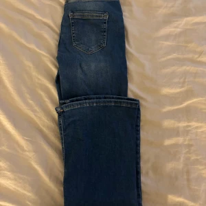 Blå jeans från ONLY - Säljer ett par blåa utsvängda jeans från ONLY i storlek 32. Dem är helt nya då jag inte använt dem.