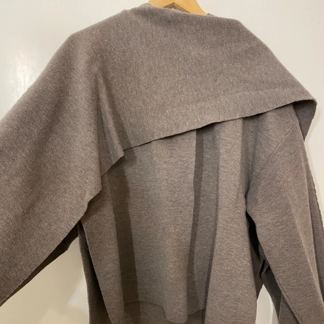 Beige oversized kofta med knapp - 4