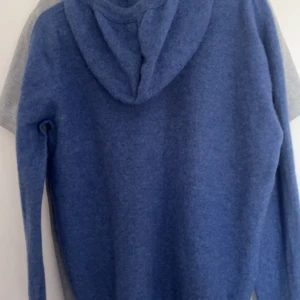 Blå kashmir hoodie - Säljer en blå kashmir hoodie i bra skick förutom ett litet lagat hål i ena armhålan, skickas bild i dm, för mer information kom privat! Priset är inte hugget i sten, de billiga priset pga de lagade hålet!