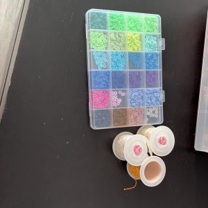 Armbands material - Kedjetråd och armbandspärlor! Vanlig elektrisk ståltråd och kabinhkar går att köpa till