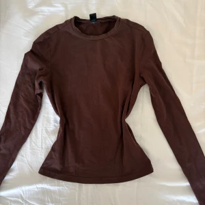 Brun topp  - En brun topp i skönt material från SHEIN, storlek 36 