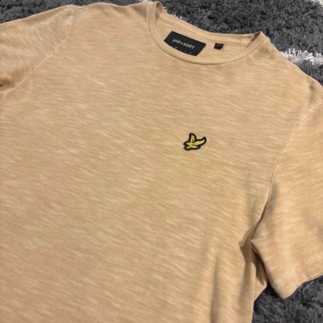 Beige t-shirt från Lyle & Scott - 1