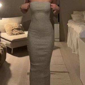 Axelbandslös klänning - Grå, lång bandeuklänning passar xs-xxs