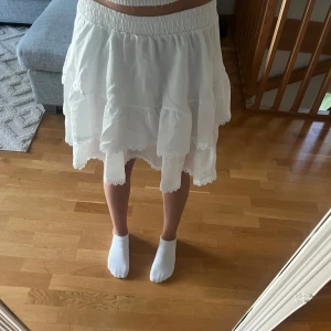 Vit kjol från Gina - En snygg vit kjol med volanger från Gina Tricot. Luftig och väldigt skön att ha. Helt ny med prislapp på!❤️