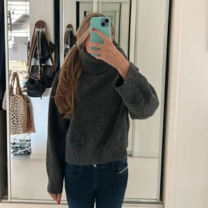 Grå polotröja från H&M XS - Mysig mörkgrå polotröja från H&M i storlek XS. Tröjan är stickad med bred polokrage och har en loose fit med långa ärmar och ribbade muddar. 🩶🩶🩶