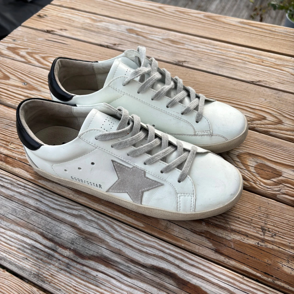 Vita Golden Goose skor. 