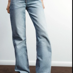 Ljusblå raka jeans från Zara - TRF wide lågmidjade jeans från Zara! Säljer då de är försmå! Knappt använda alltså ett väldigt fint skick🩵🩵