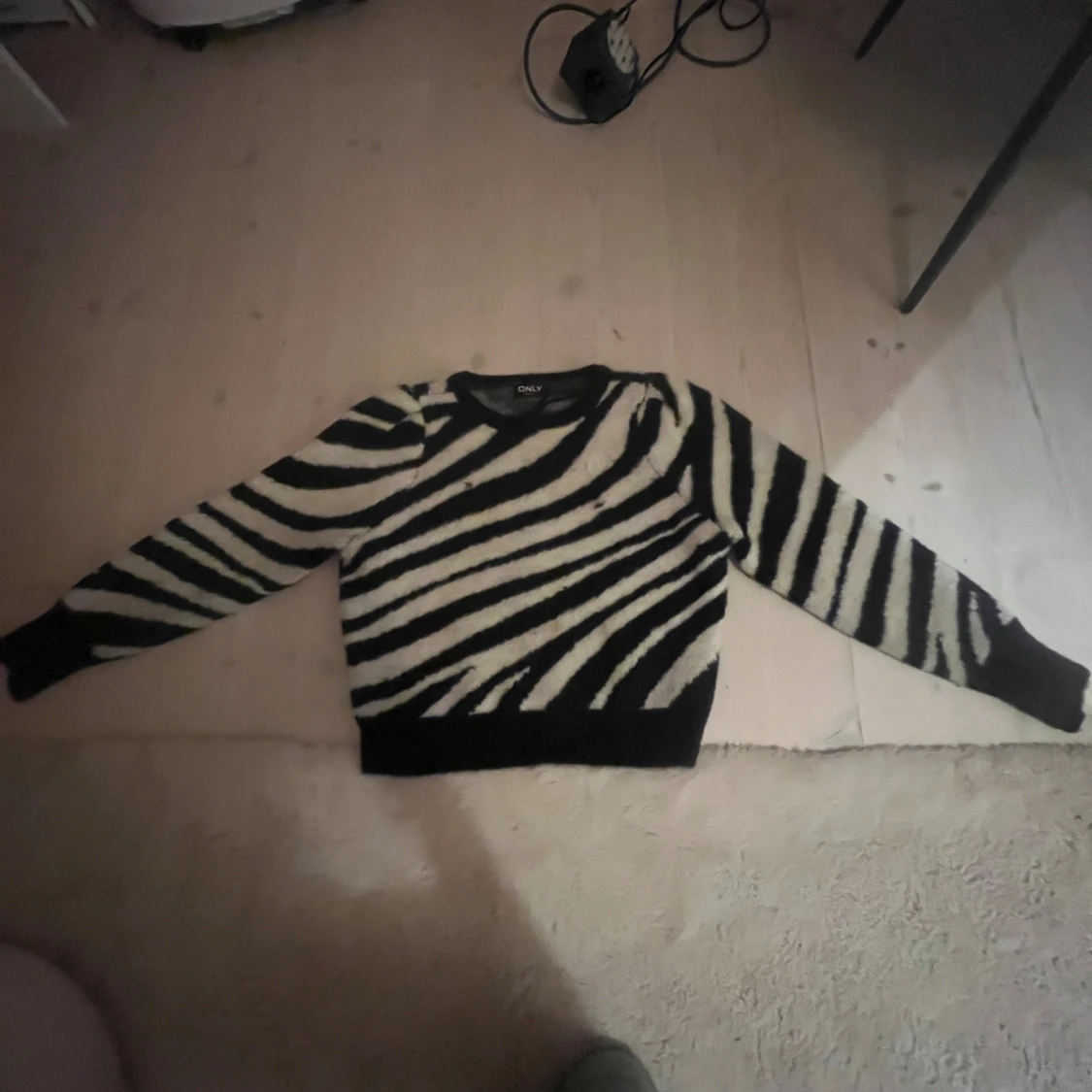 Zebramönstrad stickad tröja från ONLY - 2