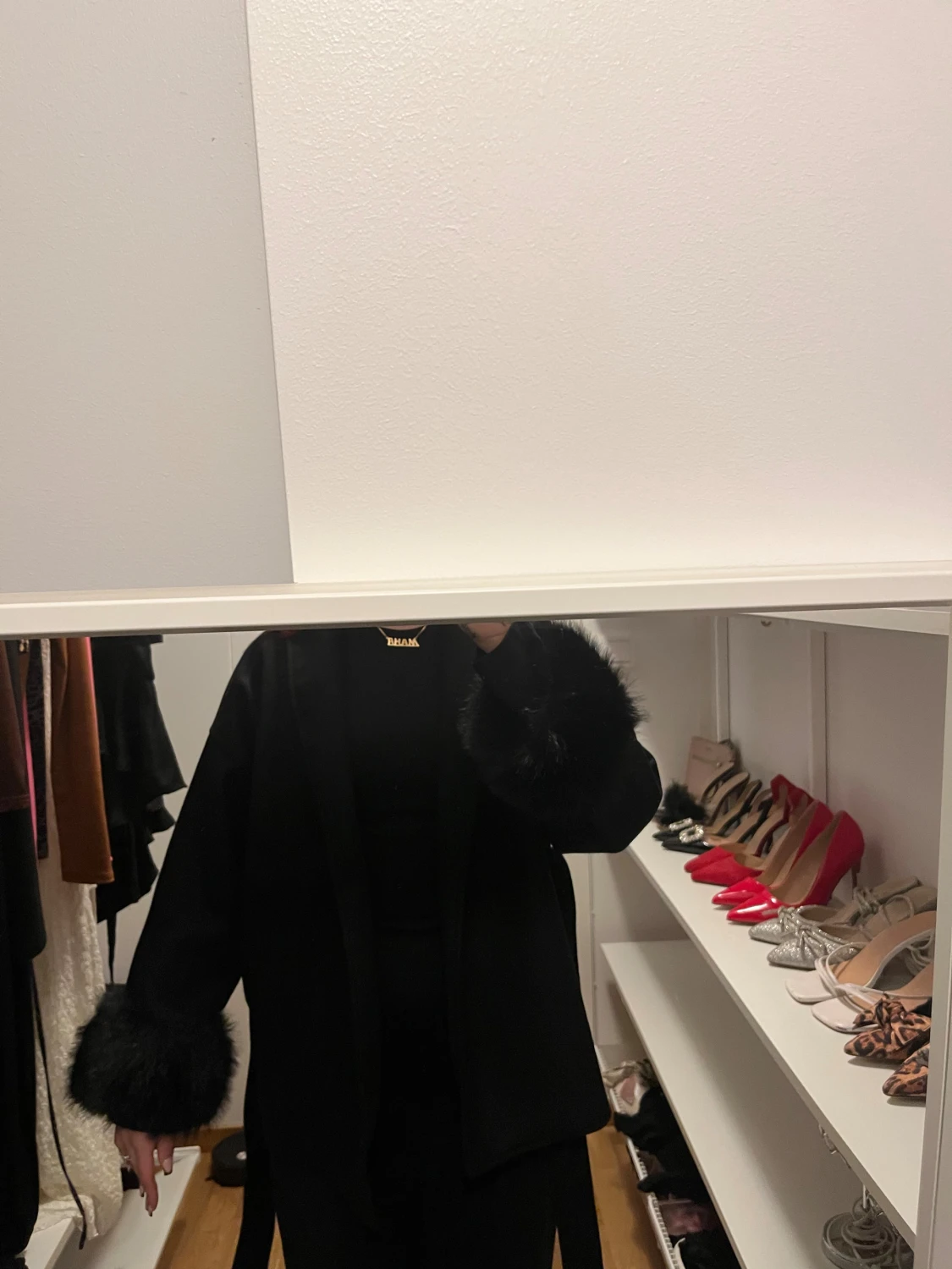 Svart kappa med pälsdetaljer - 3