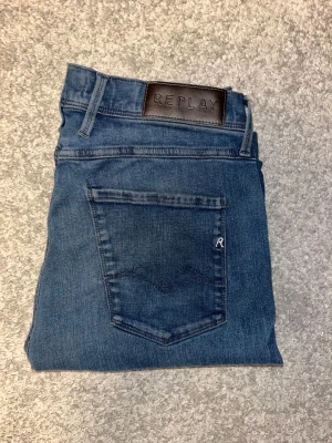 Replay Anbass mörkblå W34 - Ett par supersnygga och eftertraktade replay Anbass jeans i storlek W34 och L34. De är i väldigt bra skick och är endast använda ett par gånger. Kontakta mig för frågor! Kan gå ner i pris vid snabb affär!