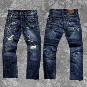 Jeans med wash och slitningar  - Riktigt unika, trendiga och extremt snygg. Slitningar och små hål lite överallt. Skriv vid fundering ✌️😊avklippta i ändarna