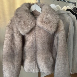 Beige pälsjacka från Topshop - Säljer en fluffig och snygg beige pälsjacka från Topshop med bred krage och långärmad design. Köpt från ASOS förra hösten, orginalpris ca1200kr