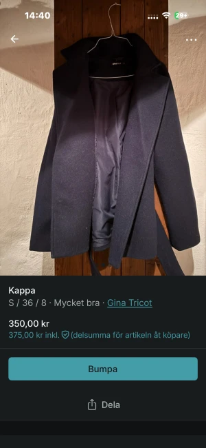 Mörkblå kappa med bälte Gina Tricot - Snygg mörkblå kappa från Gina Tricot i storlek S. Modellen har klassisk krage, långa ärmar och ett matchande bälte i midjan för en clean och stilren look. Materialet är mjukt och känns lyxigt, perfekt för kyliga dagar. Passformen är normal och kappan är helfodrad. Lägger upp här med pga att jag verkligen vill ha den såld snabbt.