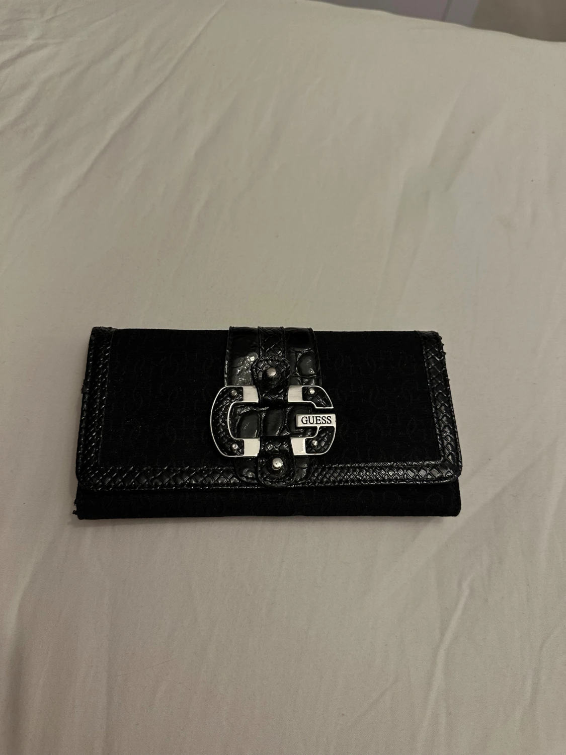 Svart plånbok från Guess med spänne - 4
