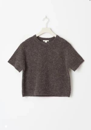 stickad tröja med kort ärm - Säljer estickad tröja från gina med korta ärmar och rund hals. Tröjan har en mjuk och fluffig känsla, perfekt för lager-på-lager. Passar dig som gillar enkel och stilren design med lite edge.