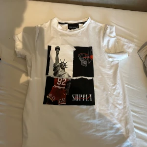 Fet T-shirt - Vit T-shirt i gott skick.