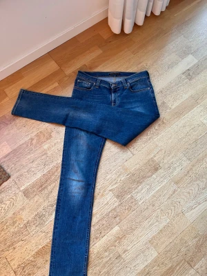 Nudie Jeans slim fit  - Säljer ett par blå slim fit jeans från Nudie med orange sömmar på bakfickorna. Om du har några frågor så tveka inte att höra av dig!