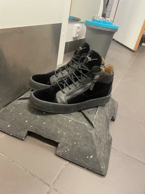 Svarta sneakers från Giuseppe Zanotti - Säljer ett par svarta high-top sneakers från Giuseppe Zanotti. Köpta i london 2017. Dom är andvända 5-6 gånger ungefär bara . Dom är väldigt bra skick. 