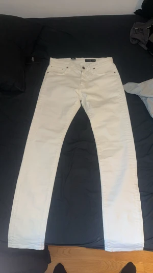 Jeans Reign Paris White Denim 👖 - Dessa är vita denimjeans från Reign Paris med en stilren design och storlek 29. Jeansen är i utmärkt skick med tags fortfarande kvar.  ⭐️ Skick: 10/10 🎲 Storlek: 29 🎨 Färg: Vit 📦 Snabb och varsam frakt.