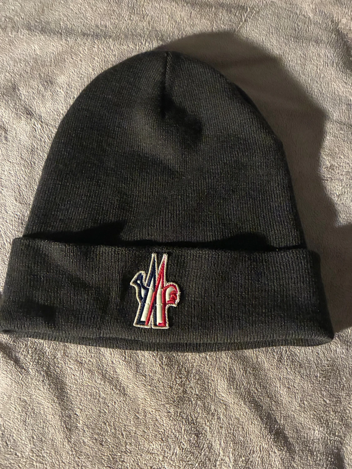 Oliv grön Moncler mössa med broderad logga