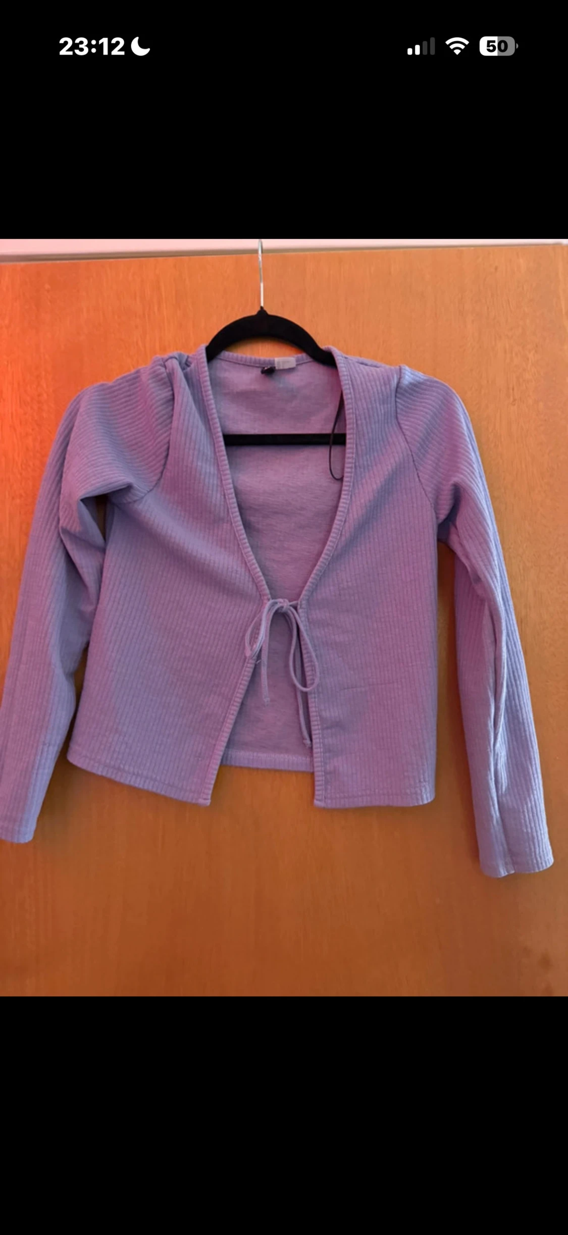 Ljuslila ribbad bolerotopp från Divided