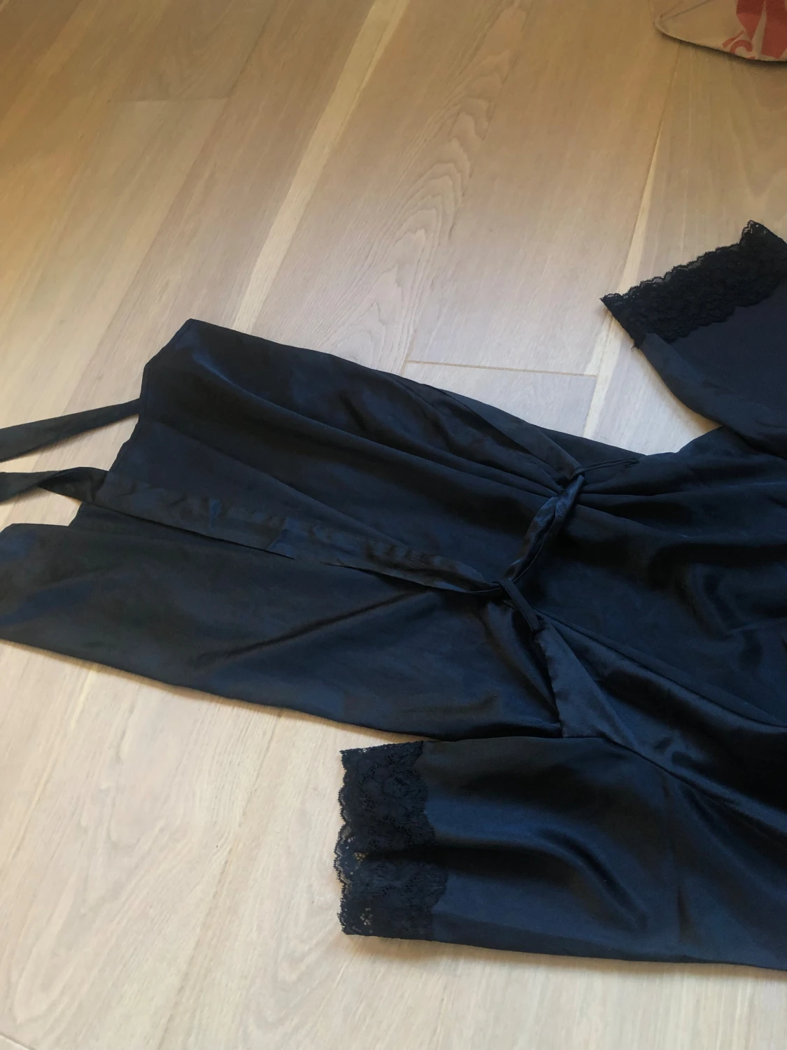 Svart silkes morgonrock  - 1