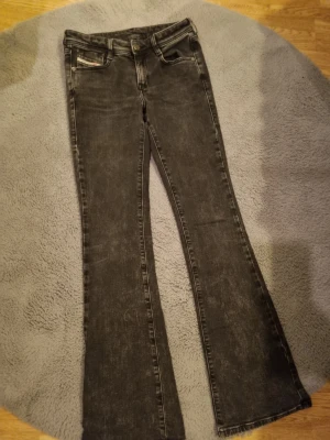 Low waist bootcut jeans - Säljer dessa fina jeans då de tyvärr är lite långa på mig💗   Innerben: 82 cm  Grenen: 21 cm  Midja: 34.5 cm