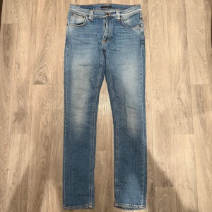 Nudie Jeans Lean Dean Natural Fade Blue W30 L32 - Sjukt feta blåa Nudie Lean Dean jeans i mycket fint skick. Storlek W30/L32. Hör av dig vid funderingar!🤩