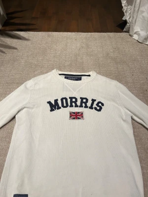 Vit Morris tröja M - Storlek M. En vit enkel Morris tröja. 