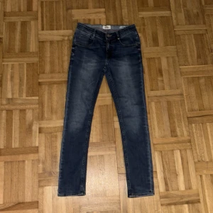 Blå skinny jeans från Vingino/ pris kan diskuteras  - Snygga blå jeans från Vingino i skinny fit med klassisk femficksdesign och smal passform hela vägen ner.💯 Jeansen har en mörk tvätt med lätt slitning och röda sömmar på insidan av linningen. Perfekta för dig som gillar en tajt look.🔥