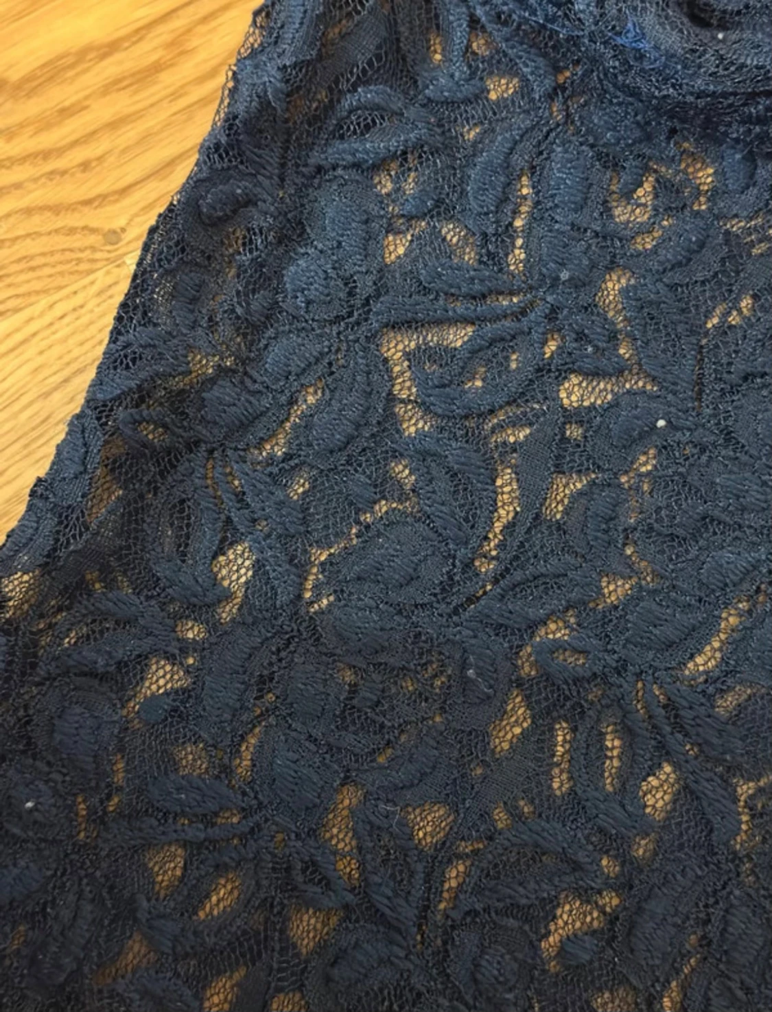 Mörkblå spetskjol med blommönster - 4