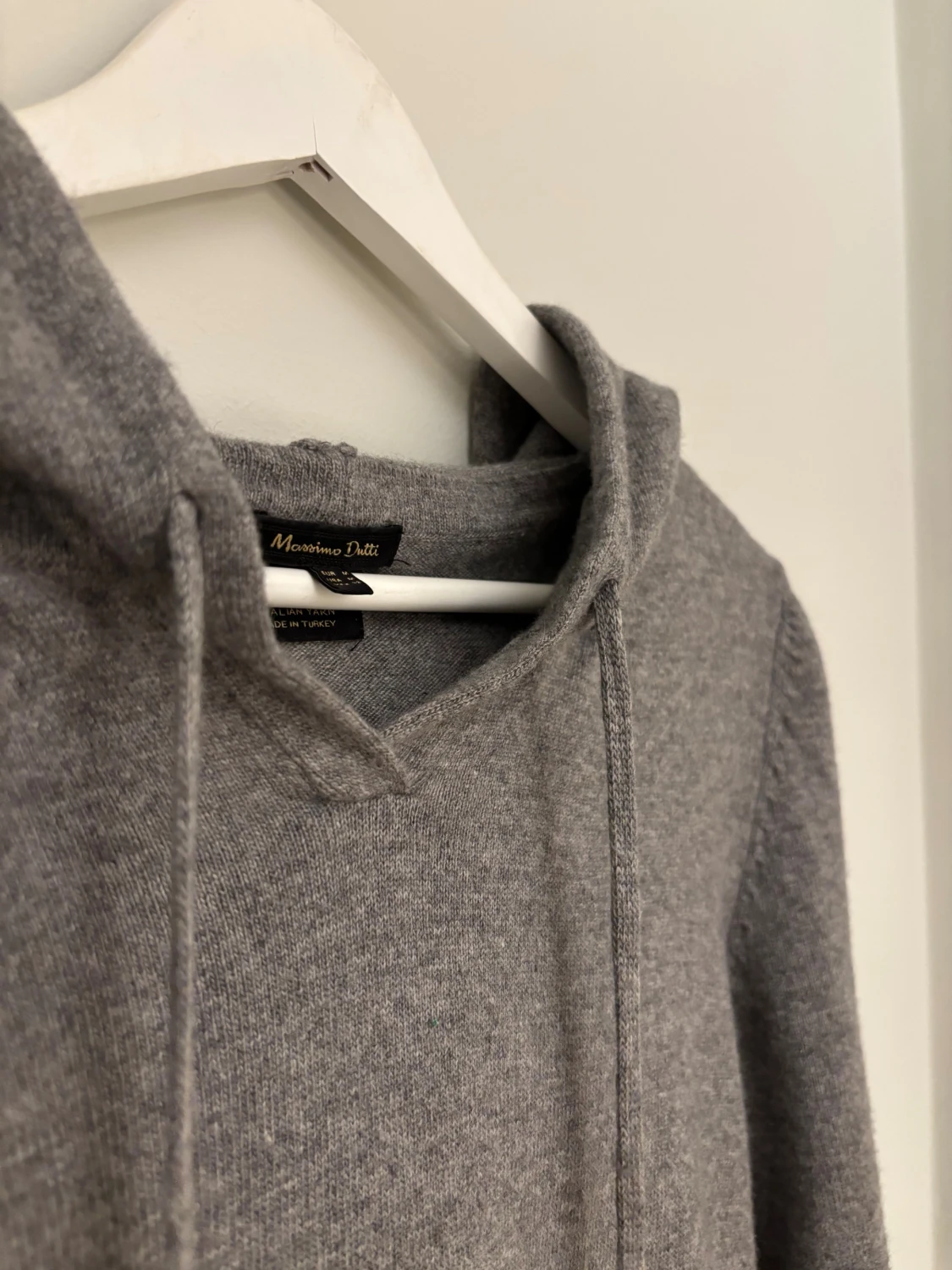 Grå hoodie i kashmir från Massimo Dutti - 1