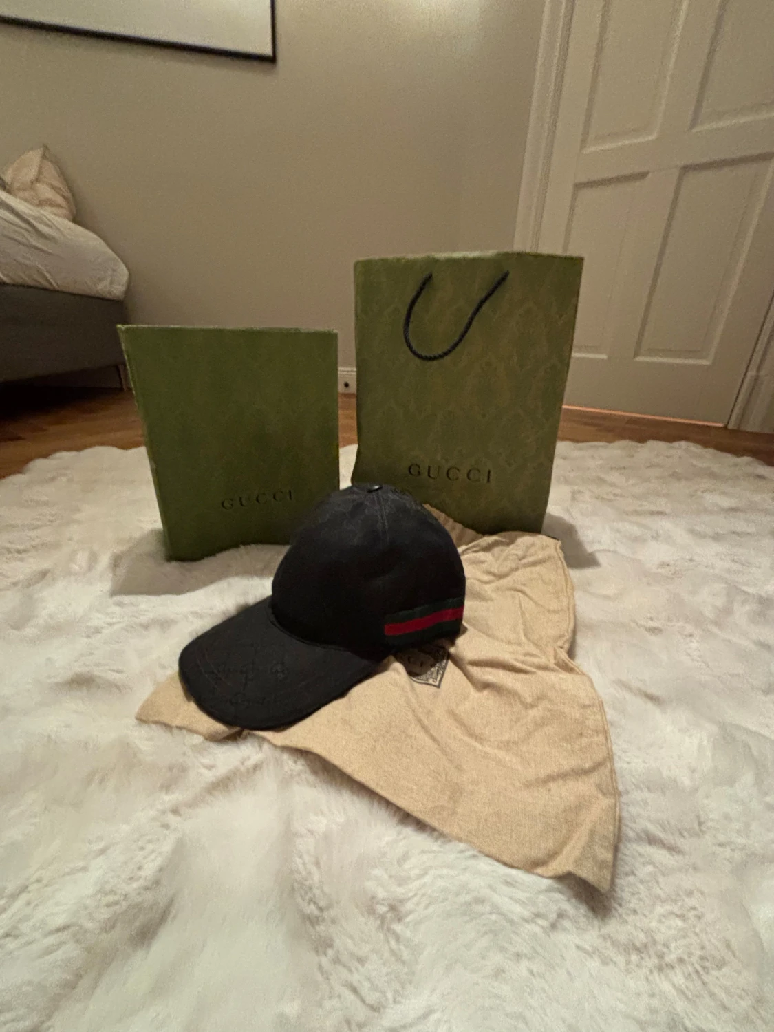 Svart Gucci keps med broderat mönster