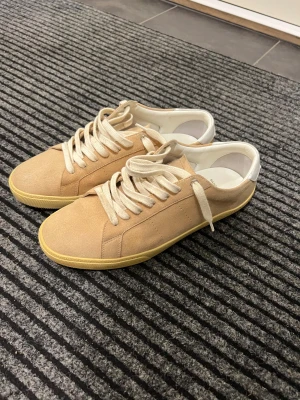 Saint laurent skor - Saint laurent SL/06. Storlek 43, sitter TTS. Sjukt fint skick på dojjorna och väldigt snygg modell enligt mig. Endast skor! Bud från 999!