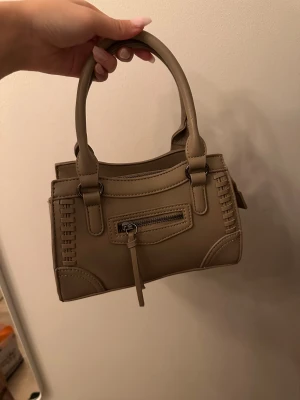 Gina tricot Väska - Kommer tyvärr inte till användning längre då jag vill ha den i en annan färg (om du har den i brun så byter jag gärna) 